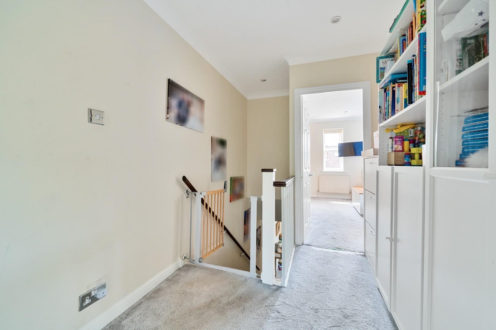 Goodwyn Avenue, Mill Hill